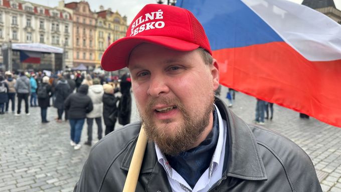 Aktuálně.cz zachytilo 17. listopadu 2025 debatu Pavla Trauba, který je velký příznivec Andreje Babiše, s paní Romanou, která Babiše ostře kritizuje.