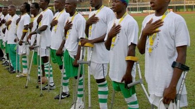 Fotbalisté Sierra Leone během zahajovacího zápasu na letošním Amputee Cupu.