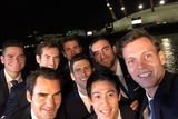Berdych si pak stejný kousek zopakoval i před tenisovým svatostánkem. Zleva Raonic, Federer, Murray, Wawrinka, Djokovič, Nišikori, Čilič a sám fotograf Berdych.