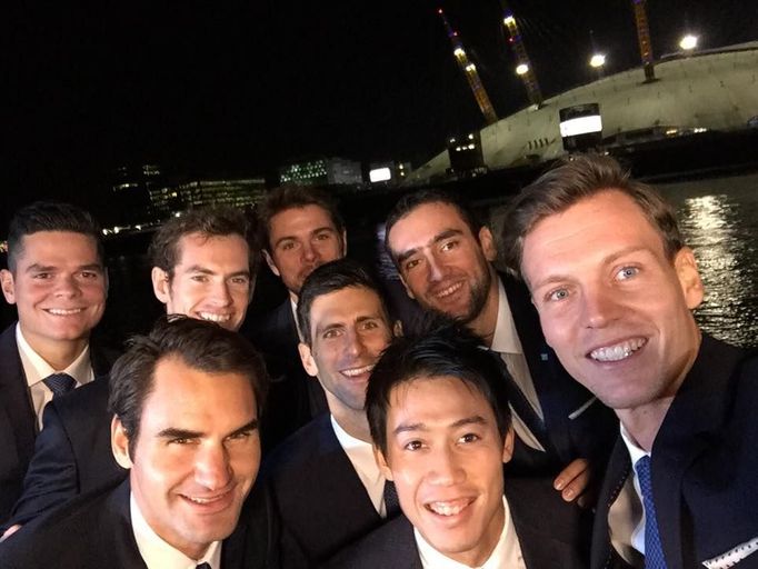 Tomáš Berdych fotí selfie před Turnajem mistrů