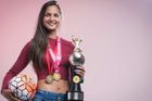 Dívčí válka. Krásná Venezuelanka leží mnohým v žaludku, může pobrat víc trofejí než Ronaldo či Messi