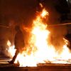 Další ohnivá noc: Fotky dokazují rabování
