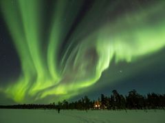 Březnová polární záře nad Ivalem ve finském Laponsku.