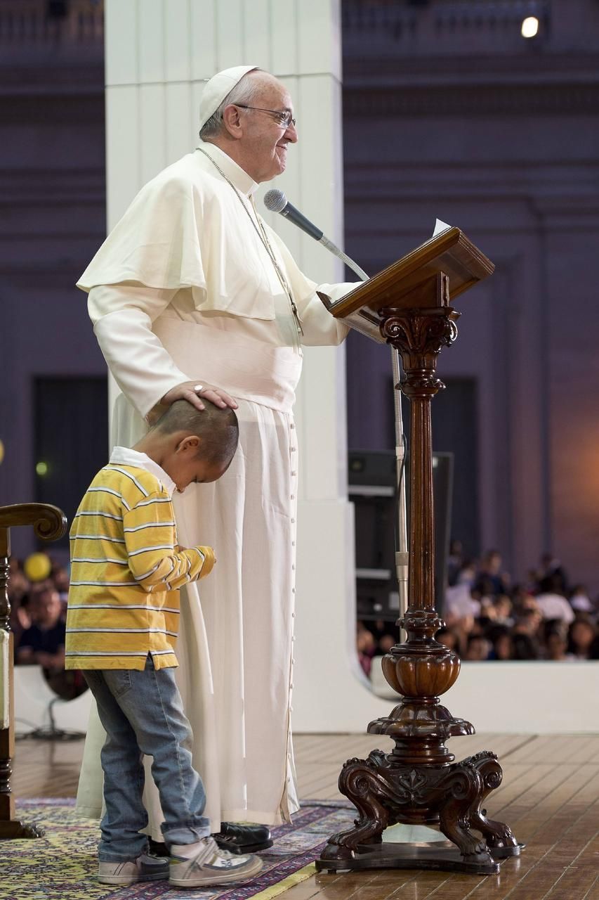 Papež František s dítětem