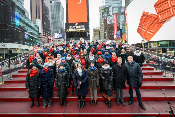 Snímek z vystoupení Pražského filharmonického sboru na Times Square.