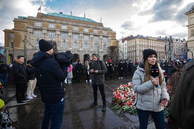 Filozofická fakulta v Praze den po střelbě, při které zahynulo 14 lidí. Lidé k jejím zdem nosí květiny a svíčky, stejně tak je pokládají na náměstí Jana Palacha.