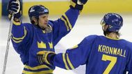 Nicklas Lidström se spoluhráčem Kronwallem se raduje z gólu do finské sítě.