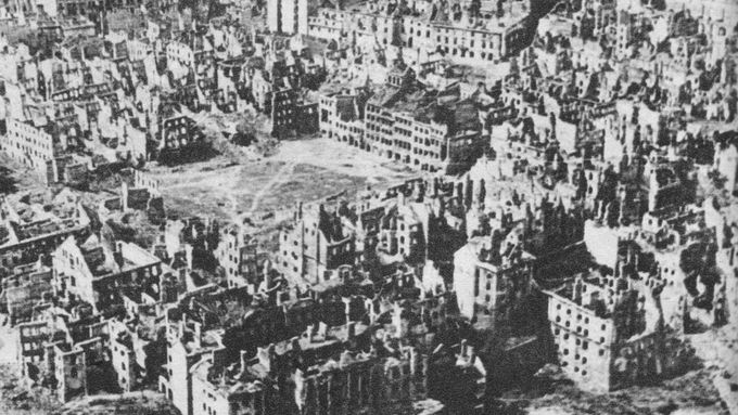 Historická fotografie válkou zničené Varšavy z roku 1945.