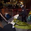 Policie rozhání účastníky hnutí Okupuj Wall Street 15. 11.