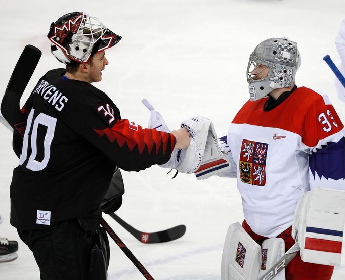 Pavel Francouz a Ben Scrivens po zápase Česko - Kanada na ZOH 2018