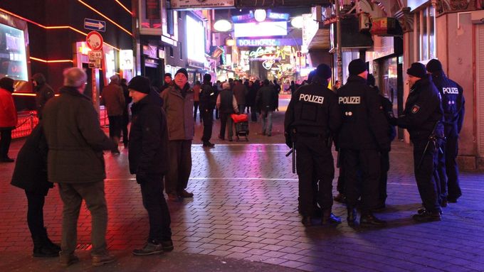 Foto: Hamburskou ulici neřesti střeží 120 policistů. Kontrolují každého, kdo vypadá arabsky
