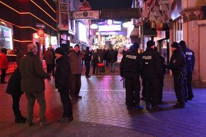 Foto: Hamburskou ulici neřesti střeží 120 policistů. Kontrolují každého, kdo vypadá arabsky