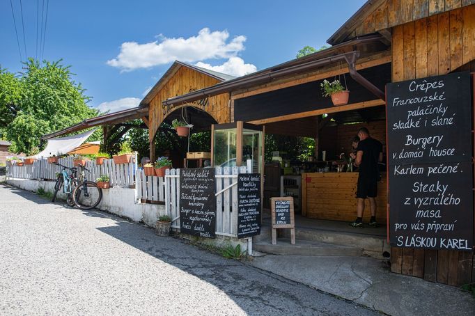 Bistro a penzion S láskou Karel u Bezdězu.