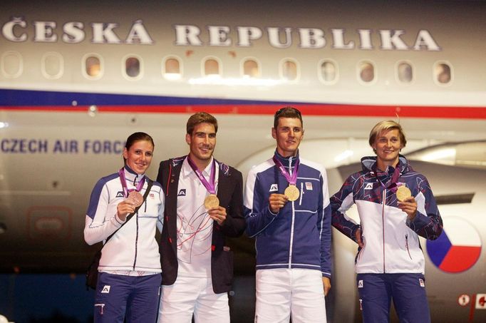 Čeští olympijští medailisté Zuzana Hejnová, David Svoboda, Jaroslav Kulhavý a Barbora Špotáková pózují po příletu z OH 2012 v Londýně do Prahy.