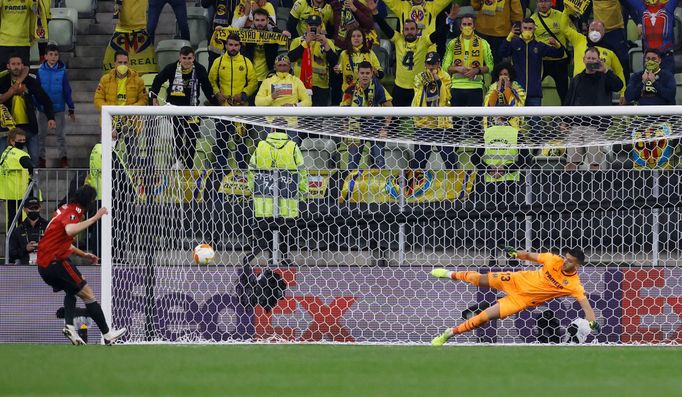 Soccer Football - Europa League Final - Villarreal v Manchester United - Polsat Plus Arena Gdansk, Gdansk, Poland - May 26, 2021 Manchester United's Edinson Cavani scores