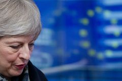 Britové zamítli divoký brexit. Mayová zkusí napotřetí prosadit dohodu s EU