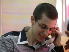 Gilad Šalit telefonuje svým rodičům.