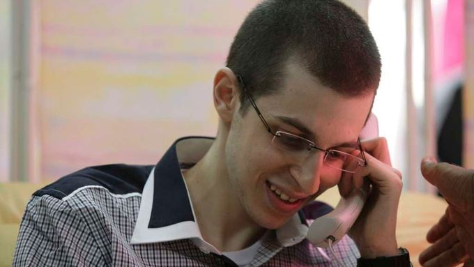 Gilad Šalit telefonuje svým rodičům.