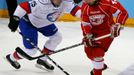 Radoslav Suchy (vlevo, ZSC Lions Curych) a David Hruška (vpravo, HC Slavia Praha) při hře o puk u modré čáry.