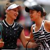 Markéta Vondroušová a Ashleigh Bartyová před finále French Open 2019