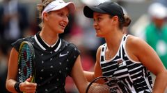 Markéta Vondroušová a Ashleigh Bartyová před finále French Open 2019