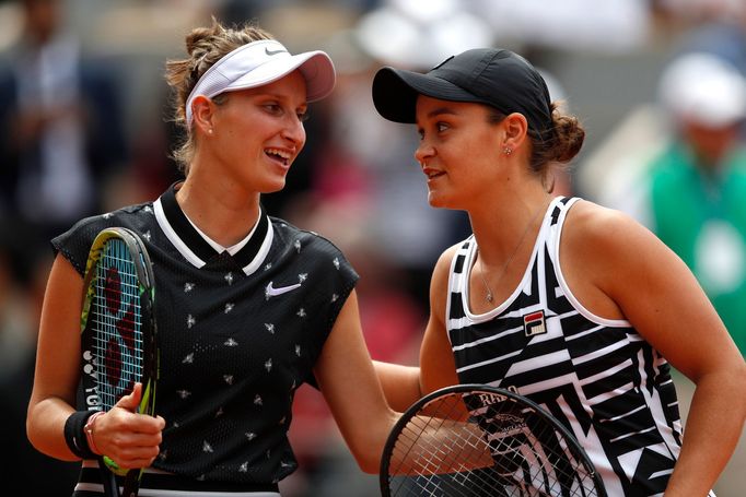 Markéta Vondroušová a Ashleigh Bartyová před finále French Open 2019