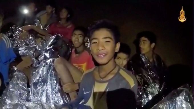 Thajští chlapci, které voda uvěznila v jeskyni.