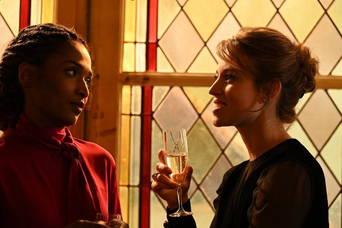 Sara Martins jako Chloé a Lou de Laâge v roli Fanny.