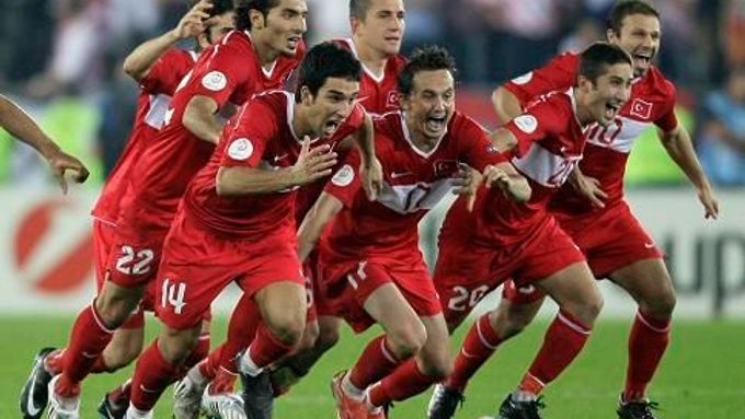 Fotbalisté Turecka se radují z postupu do semifinále Eura