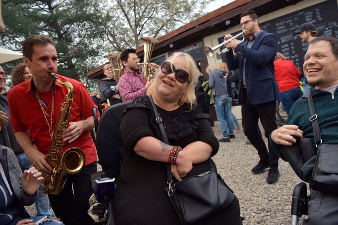 Snímek z Postiženi muzikou.