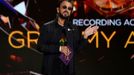 Ringo Starr předává cenu Grammy pro nahrávku roku.