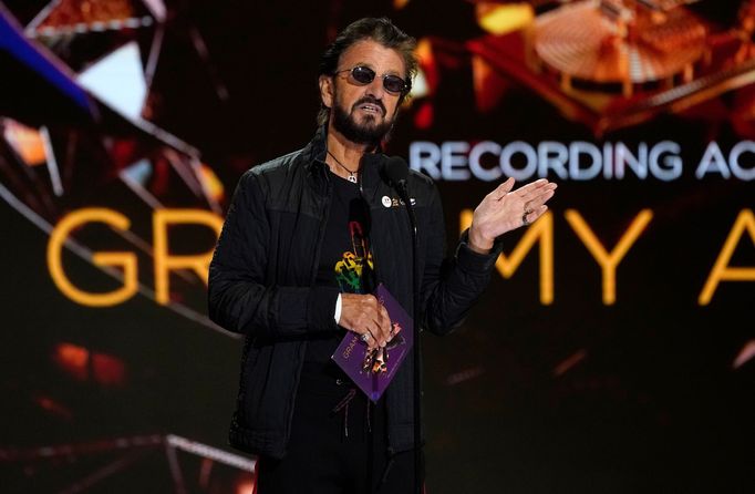 Ringo Starr předává cenu Grammy pro nahrávku roku.