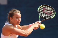 Ve finále čtyřhry v Dubaji byla v českém souboji úspěšnější Strýcová