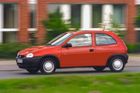 Opel Corsa B - Druhá generace Opelu Corsa patřila na českém trhu mezi první skutečně velmi úspěšná dovážená auta, na čemž měla lví podíl agresivní cenová politika dovozce (zahájená, pravda, o něco později než v roce 1993). Je to také jedna z levnějších cest, jak se dostat k autu s "veteránským statusem" - v německé inzerci se dají najít i za pár stovek euro. Žádný rychlík to ve většině verzí nebyl, i když špičková verze GSi měla až 80 kW a jezdila i přes 190 km/h. Ve výrobě se auto udrželo do roku 2000, za zmínku stojí, že třeba v Latinské Americe se pod značkou Chevrolet nabízela tato Corsa i jako sedan, kombi nebo pick-up. V licenci se pak Corsa B vyráběla až do roku 2016.