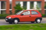 To takový Opel Corsa druhé generace byl cenově úplně "jiné kafe". Patřil totiž k nejdostupnějším dováženým autům na trhu, s benzinovou dvanáctistovkou o výkonu skromných 33 kW a základní výbavou i bez posilovače řízení stál od 299 900 korun.