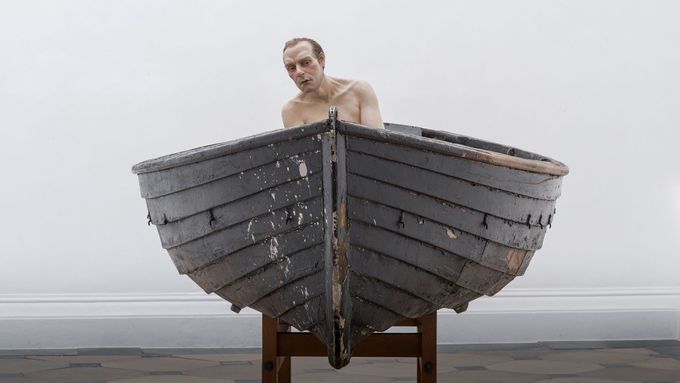 Ron Mueck: Muž ve člunu, 2002, kombinovaná technika.