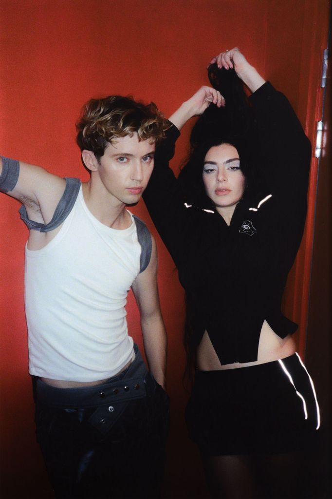 Zpěvák Troye Sivan a Charli XCX.