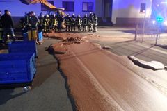 Ulice německého města zaplavila čokoláda. Sladký proud unikl z místní továrny