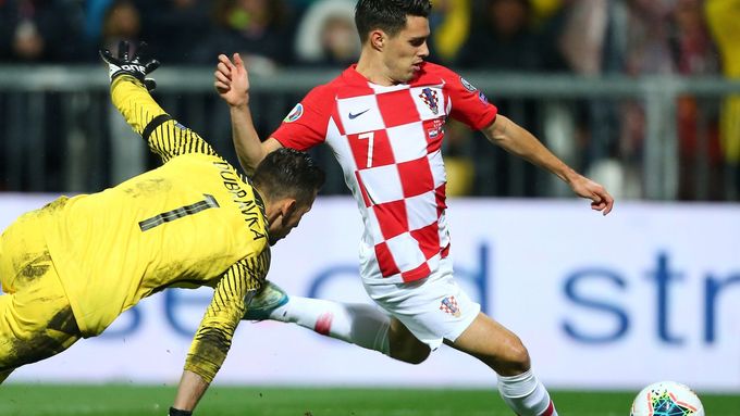 Chorvat Josip Brekalo ohrožuje slovenského brankáře Martina Dúbravku.