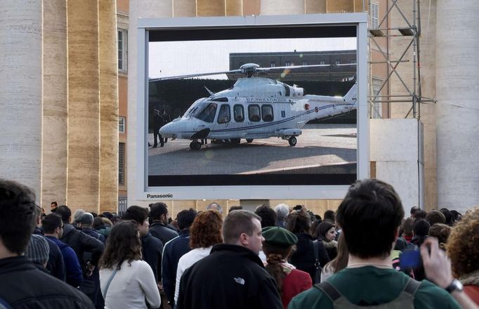 Na Svatopetrském náměstí ve Vatikánu lidé sledovali na velkoplošné obrazovce odlet papeže helikoptérou.