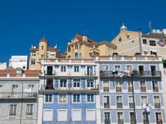 domy s kachlíčkovanou fasádou a balkóny jsou pro Lisabon typické