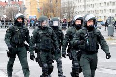 Německá policie zatkla stoupence Islámského státu. Doma schovával kuš a šípy za 249 eur