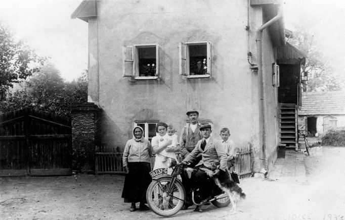 Hutník Karel Brejcha (na motocyklu) s matkou Marií Brejchovou (zleva), manželkou Boženou a jejich synkem Josefem (v náručí), obuvník Jan Žid a synovec Josef Rameš.