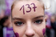 Desetitisíce Francouzek demonstrovaly proti násilí na ženách, podpořil je i Macron