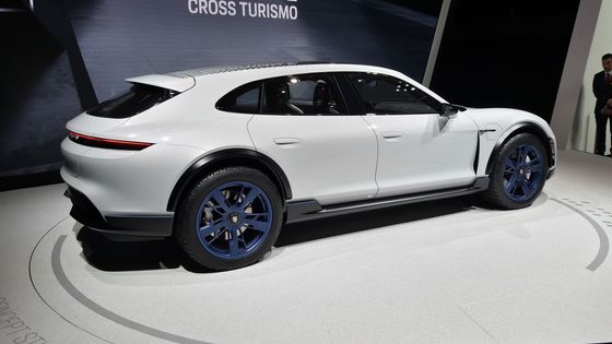 Největší novinkou Porsche byla další verze modelu Mission E s přídomkem Cross Turismo.