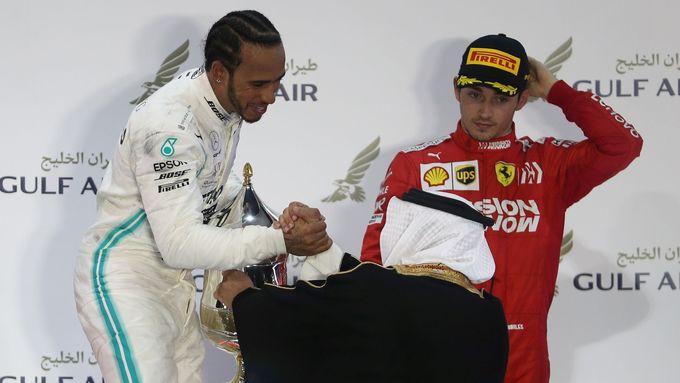 Lewis Hamilton a Charles Leclerc na stupních vítězů v Sáchiru.