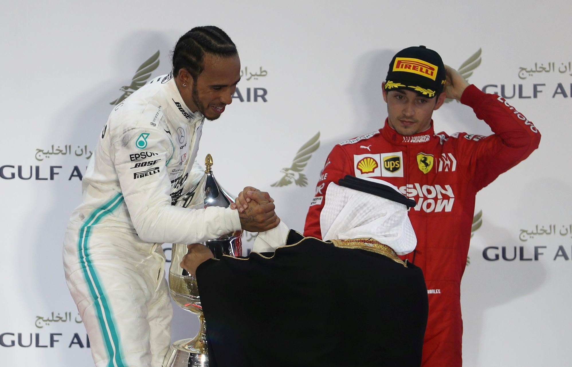 Lewis Hamilton a Charles Leclerc na stupních vítězů v Sáchiru.