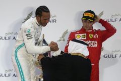Hamilton přišel k vítězství jako slepý k houslím. Pomohlo mu dvojité selhání Ferrari