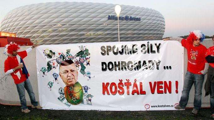 Iniciativa "Košťál ven" na zápase v Mnichově.