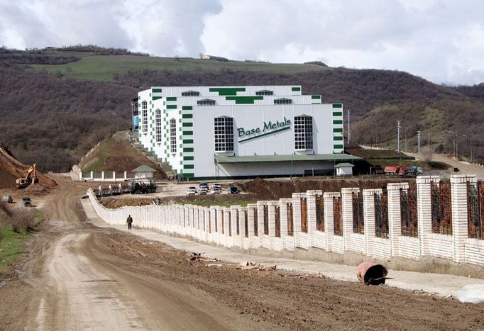 Společnost Base Metals těží zlato, stříbro, platinu a další vzácné kovy, které obsahuje místní půda. V podniku je zaměstnáno 1123 lidí a je největším zaměstnavatelem v Karabachu.